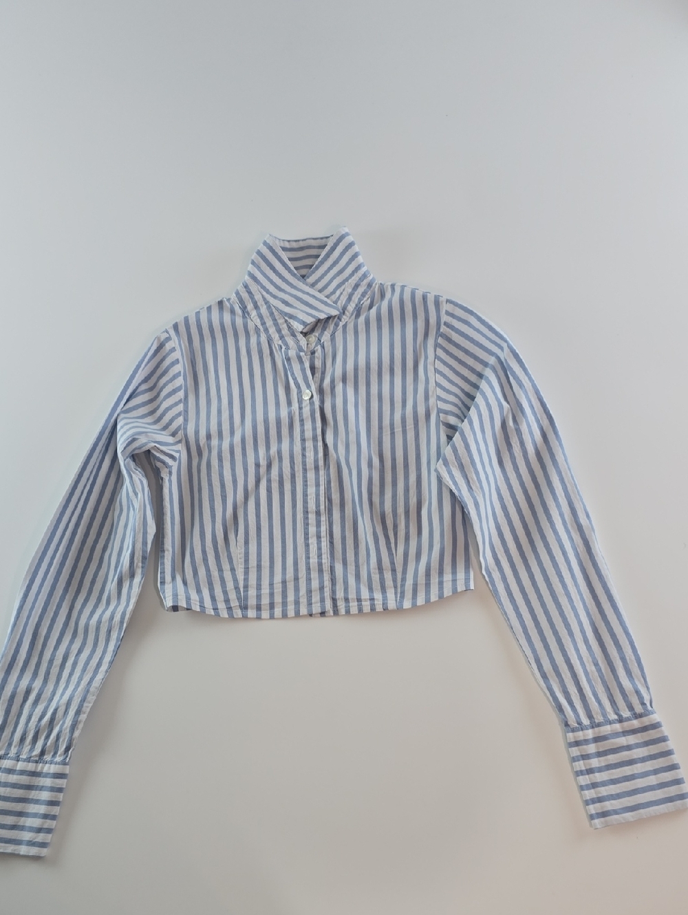 Abercrombie & Fitch Light Blue and White Striped Cropped Button-Up, Small
